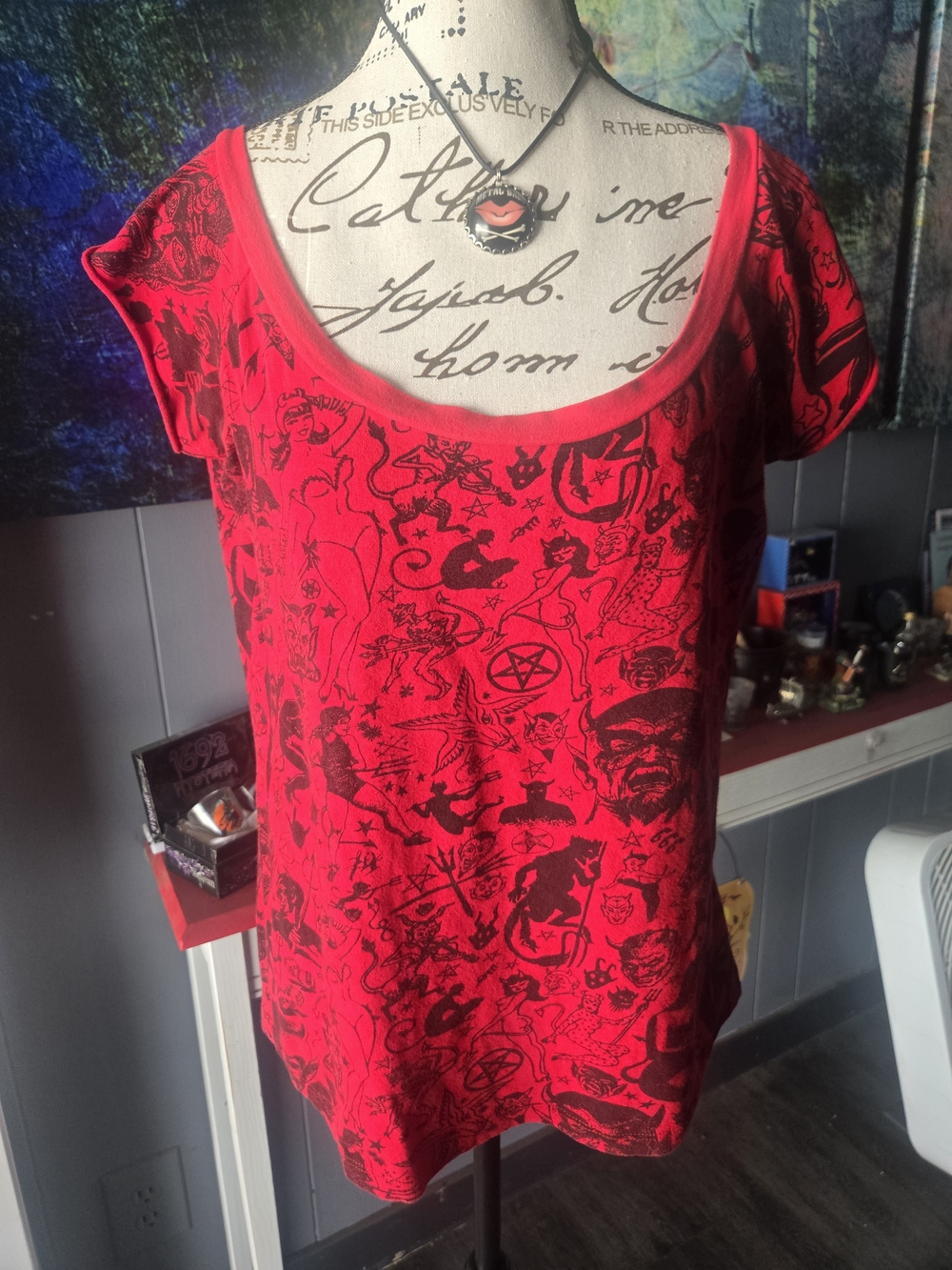 Kreepsville 666 Vintage Red Graphic Scoop Neck Top. Size XXL